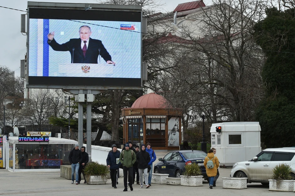 Prenos Putinovog obraćanja naciji na TV ekranu u Sevastopolju na Krimu