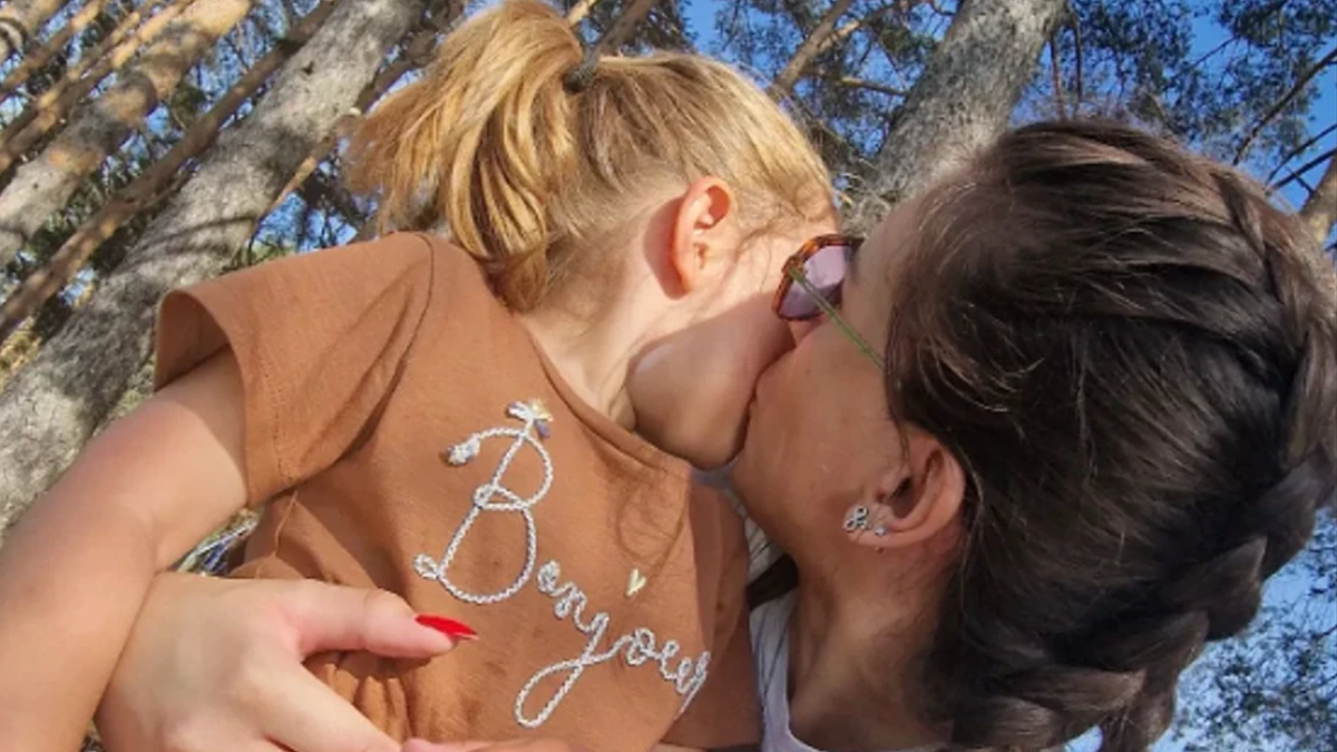 ĆERKA POZNATE SRPKINJE PROŠLA KROZ PAKAO SA EGIPĆANINOM kome je rodila ćerku: Sad odvela naslednicu u crkvu za Vrbicu, pokazala kako danas živi