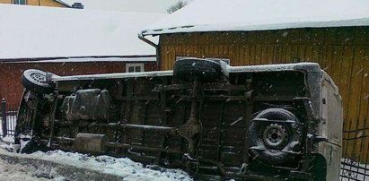 Bus przewrócił się na ogrodzenie