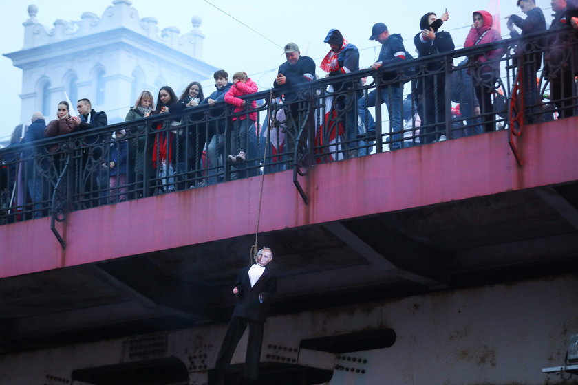 Mocny gest uczestników Marszu Niepodległości. Kogo powiesili na moście w Warszawie?