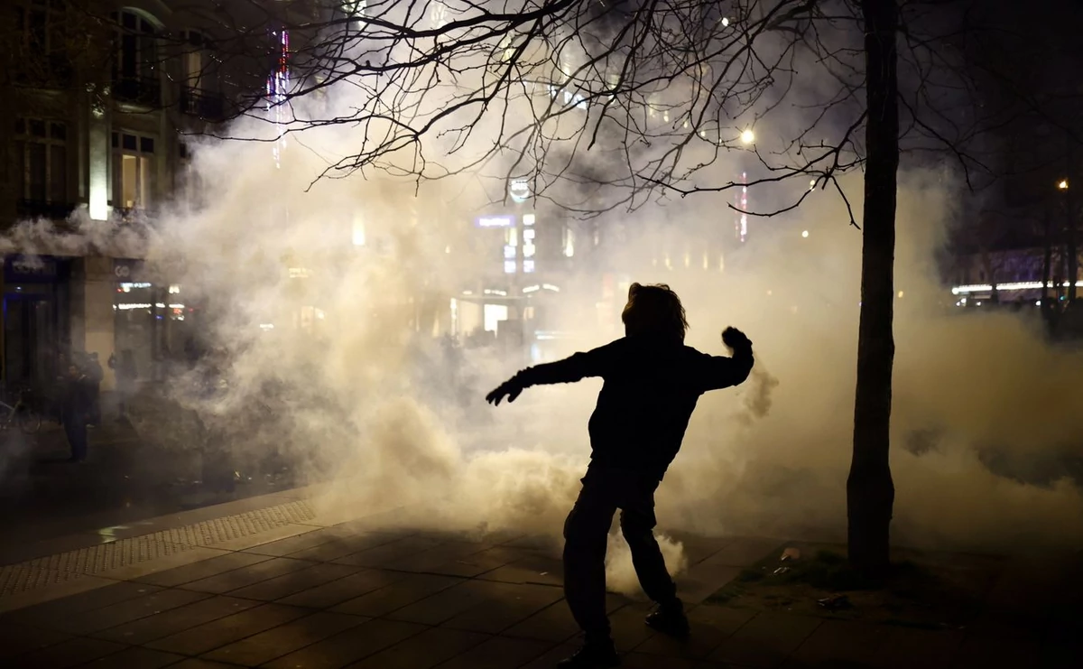 Émeutes à Paris.  « La situation est devenue incontrôlable »