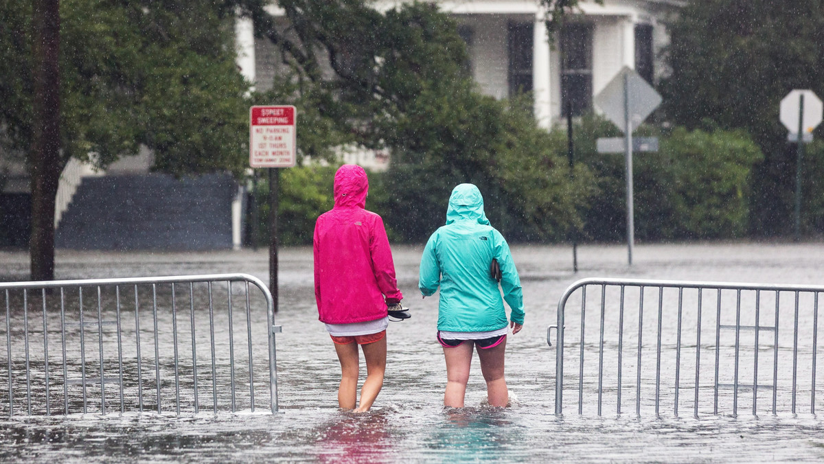 Rekordowe opady spowodowały powodzie na wschodnim wybrzeżu USA. Najtrudniejsza sytuacja jest w Karolinie Południowej, gdzie pod wodą znalazły się m.in. miasta Charleston i Columbia.