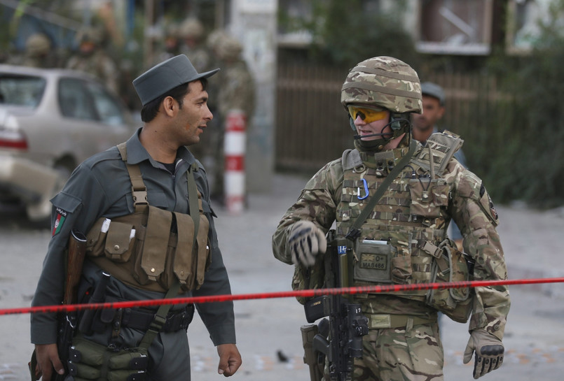 Jeden z nich zginął na miejscu, dwóch zmarło później na skutek odniesionych ran. Większość ofiar śmiertelnych to afgańscy cywile. Wśród rannych są dzieci. Samochód pułapka - toyota sedan - eksplodował niedaleko szpitala, w centrum Kabulu, gdzie mają swoje siedziby ambasady. Korespondent telewizji Al Jazeera w afgańskiej stolicy twierdzi, że celem ataku był samochodów przewożący zagranicznych pracowników kontraktowych. Wybuch zniszczył kilkadziesiąt aut. Na razie nikt nie przyznał się do ataku, talibowie twierdzą, że nie są jego sprawcami. Zamach potępiła amerykańska ambasada w Kabulu. W mieście są zaostrzone środki bezpieczeństwa po serii wybuchów, w których w tym miesiącu zginęło ponad 50 osób, a kilkaset zostało rannych.