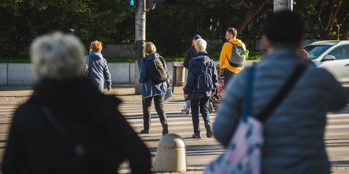 Dziewięć na 10 aktywnych zawodowo osób, biorących udział w badaniu, zadeklarowało, że okres pandemii nie wiązał się ze zmianą miejsca pracy lub wykonywanego zawodu. Co innego w grupie zatrudnionych na umowy-zlecenie lub o dzieło - pracę zmienił niemal co trzeci ankietowany. 