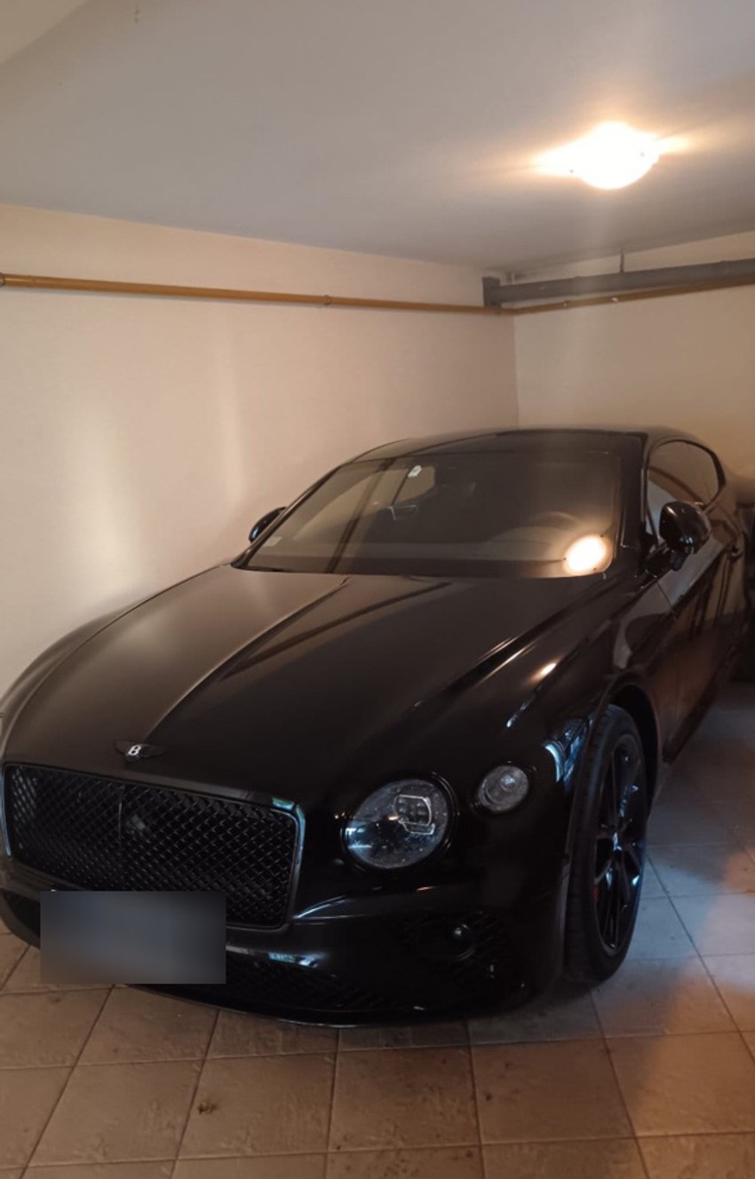 Zaplenjen novac, satovi i automobili