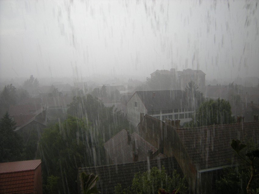 Siva olujna zavesa nad gradom