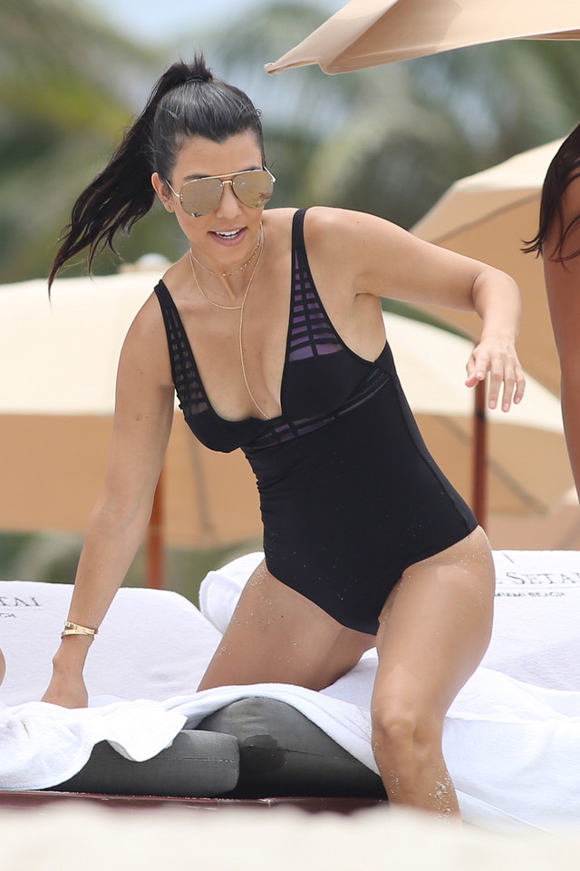 Kourtney Kardashian na plaży z dziećmi