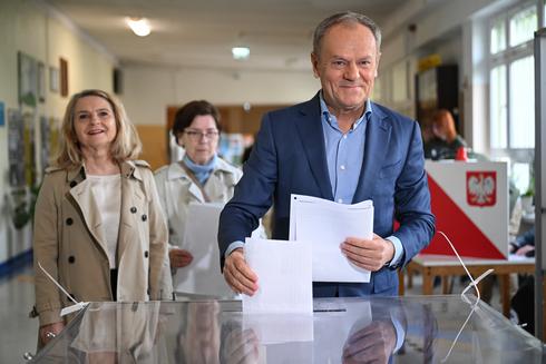 Premier Donald Tusk z żoną Małgorzatą podczas wyborów samorządowych. Fot.  PAP/Adam Warżawa