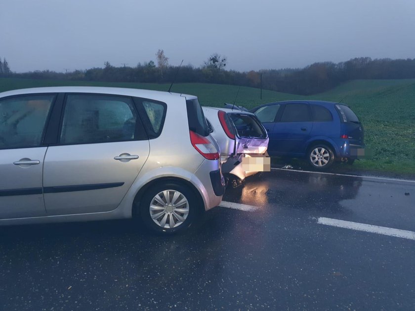 Horror na drodze. Dwa auta potrąciły pieszego