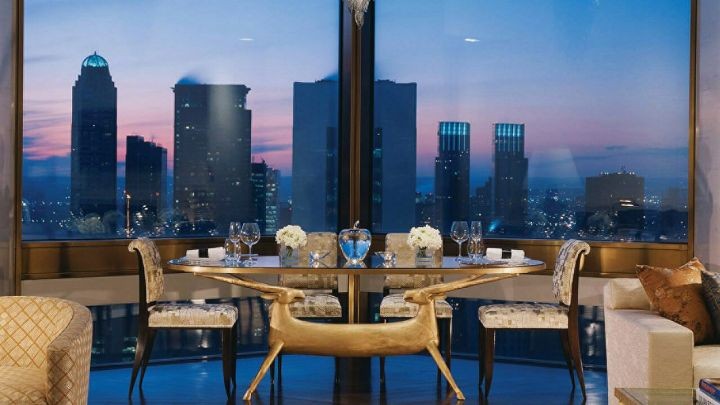 <strong>5. Ty Warner Penthouse, Four Seasons Hotel (Nowy Jork, USA) – 45,000 USD za noc</strong>
<br><br>
Apartament Ty Warner jest uszyty na miarę ludzi, którzy cenią sobie piękno. Jest to najwyżej położony (na wysokości 200 m) spośród najdroższych apartamentów, oferujący zapierający dech, panoramiczny widok Wielkiego Jabłka. Wnętrze wykończone zostało najwyższej klasy materiałami, jak chiński onyks czy japońskie jedwabie. Pościel, w którą może zawinąć się gość śpiąc w łóżku kosztującym 65,000 USD, została pokryta 22-karatowym złotem. Gdy już się wyśpi, może bez limitu jeść kawior i pić szampana, a na każde jego skinienie gotowi są lokaj i szofer (kierujący, a jakże, najnowszym modelem limuzyny Rolls Royce Phantom), a także... art concierge, z którym można podyskutować o sztuce.