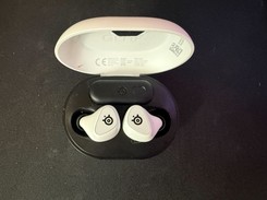 To pierwsze takie słuchawki SteelSeries. Jak radzą sobie Gamebuds? [RECENZJA]