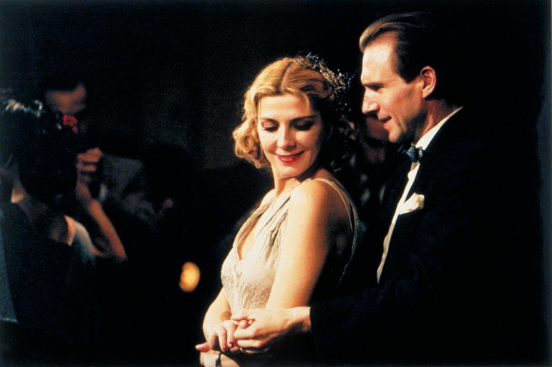 Natasha Richardson i Ralph Fiennes w filmie "Biała hrabina": kadr z filmu