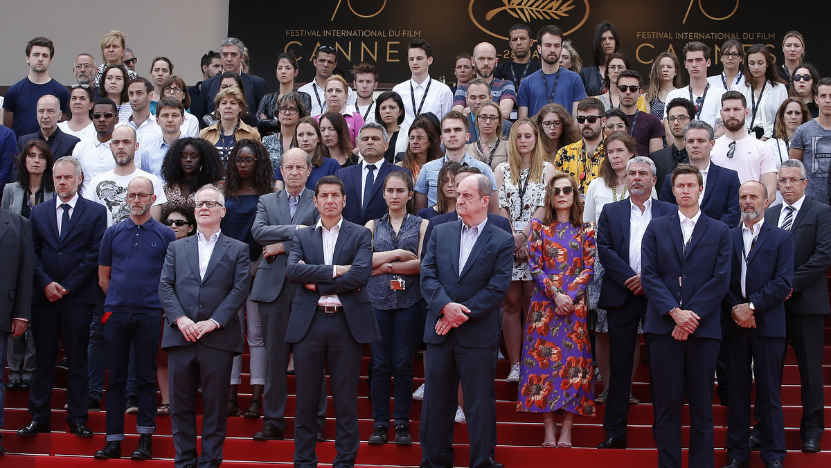 Uczestnicy Festiwalu Filmowego w Cannes 2017 we wtorek uczcili minutą ciszy pamięć ofiar poniedziałkowego zamachu bombowego w Manchesterze. Zamach, w którym zginęło ponad 20 osób, w tym dzieci, organizatorzy festiwalu nazwali "atakiem na kulturę, młodość i radość".