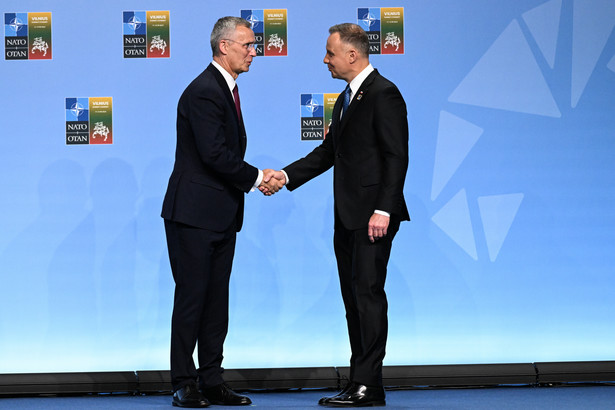Wilno, Litwa, 11.07.2023. Sekretarz generalny NATO Jens Stoltenberg (L) i prezydent RP Andrzej Duda (P)