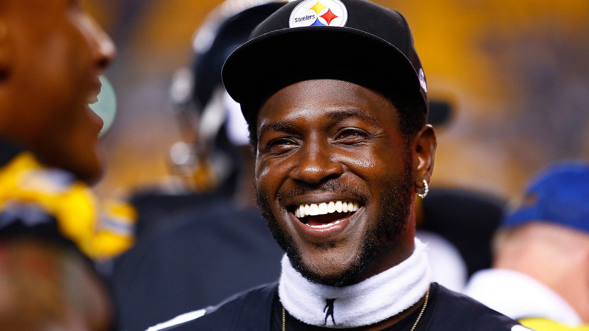 Antonio Brown, futbolista amerykański, zawodnik Pittsburgh Steelers, zafundował sobie wyjątkową fryzurę. Ta raczej nie przypadła do gustu jego fanom, ci już zaczęli robić memy, szydzące z jego uczesania.