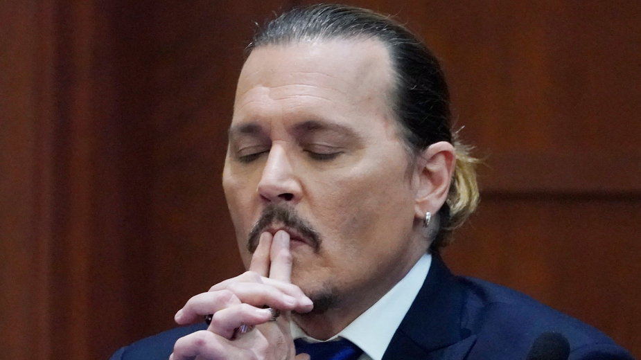 Johnny Depp podczas procesu, który wytoczył swojej byłej żonie