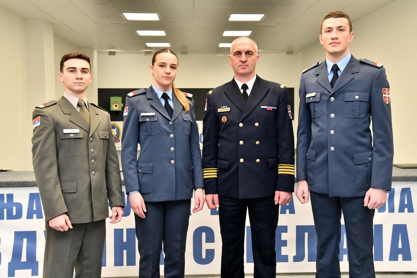 Srđan Miljković, kapetan fregate i načelnik Srednje stručne vojne škole "1.300 kaplara" sa učenicima