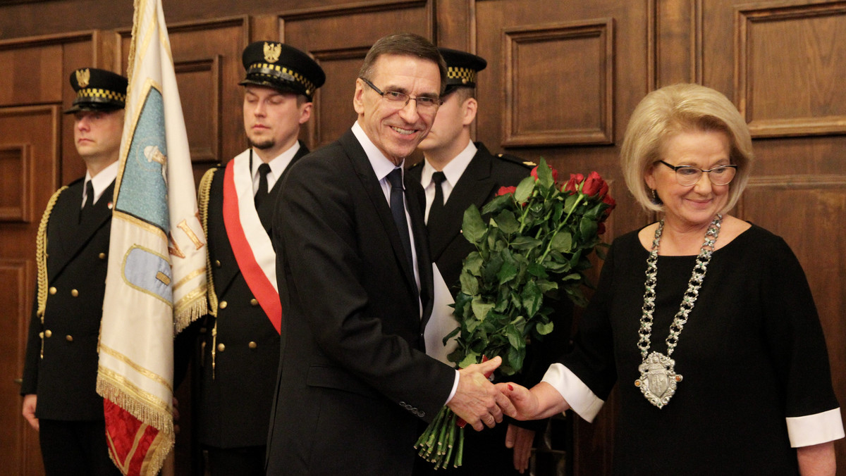 Klub radnych PiS w olsztyńskiej Radzie Miejskiej chce odwołania z funkcji przewodniczącej Haliny Ciunel (PO). Jak oceniają radni PiS, jest ona niesamodzielna i łamie regulamin pracy Rady. Halina Ciunel odpowiada, że postępuje zgodnie z obowiązującym prawem.