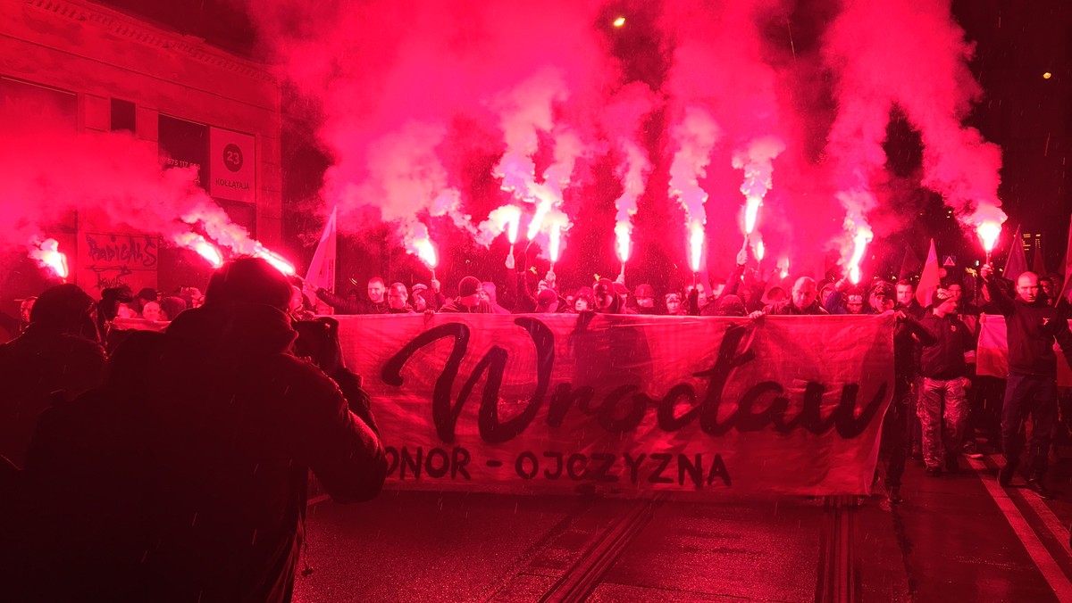 Joanna Augustynowska, wrocławska posłanka Platformy Obywatelskiej w piśmie do prezydenta Wrocławia i komendanta głównego policji przekonuje, że podczas marszu, który odbył się w mieście 11 listopada, doszło do złamania prawa. Zdaniem Augustynowskiej – życie i zdrowie ludzi było zagrożone. Przypomnijmy, podczas przepychanek jedna z kobiet dostała racą w głowę i zapaliły jej się włosy. Na szczęście nic poważnego się nie stało.