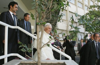 ITALY-POPE-HOSPITAL