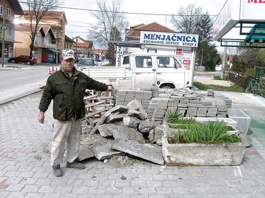 Ogorčen: Milan Damnjanović ispred dvorišta sa izvađenim pločama