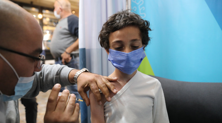 Egy kisfiú megkapja az első adag koronavírus elleni védőoltását Jeruzsálemben 2021. november 23-án. Izraelben megkezdődött az 5 és 12 éves kor közötti gyermekek oltása / Fotó: MTI/EPA/Abir Szultan