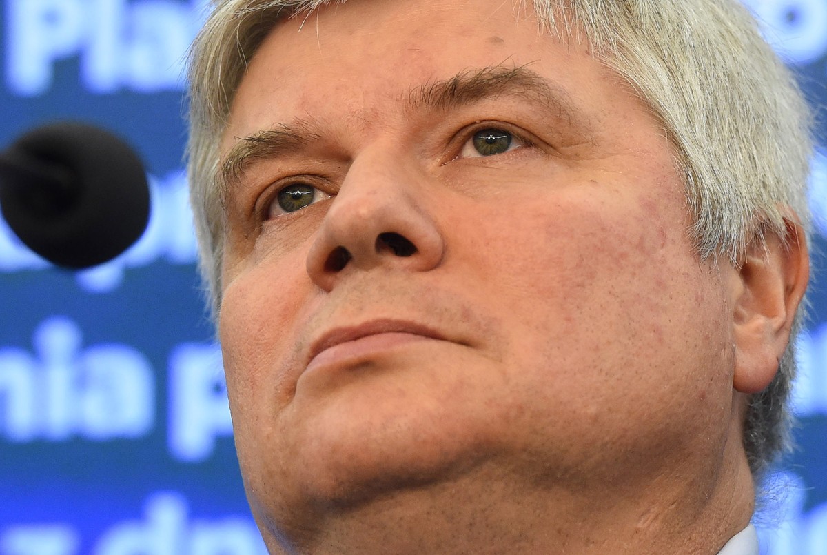 Przewodniczący Państwowej Komisji Badania Wypadków Lotniczych w latach 2012-2016 Maciej Lasek podczas konferencji prasowej PO "Katastrofa smoleńska - fakty nie kłamstwa"