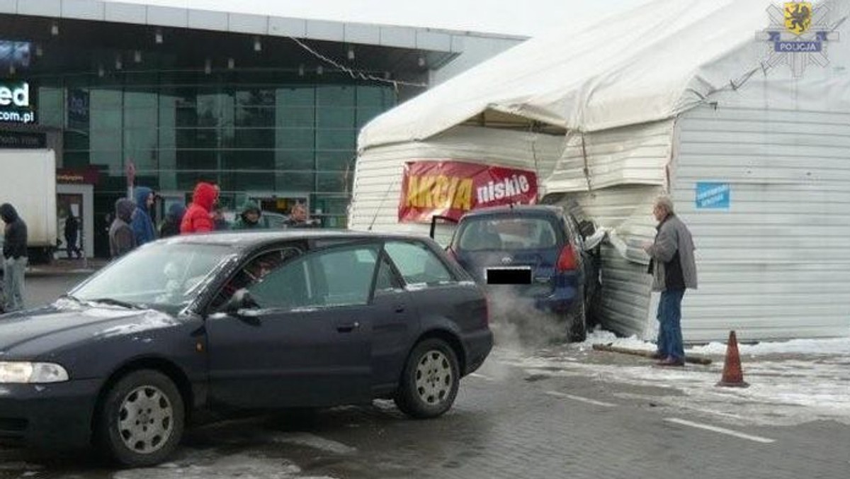 O dużym szczęściu może mówić 20-letni kierowca toyoty ze Słupska, który stracił panowanie nad pojazdem i z całą siłą uderzył w metalowy pawilon handlowy. Na szczęście nikomu nic się nie stało.