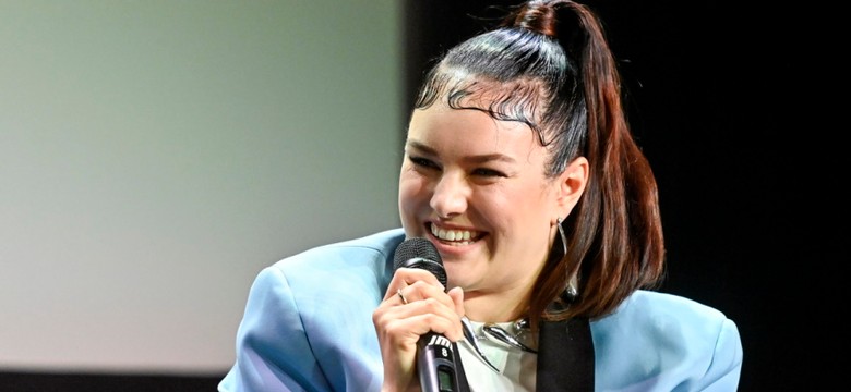 Chęć ujarzmienia baby hair weszła za mocno? Ewa Farna tłumaczy się z nietypowej fryzury [FOTO]