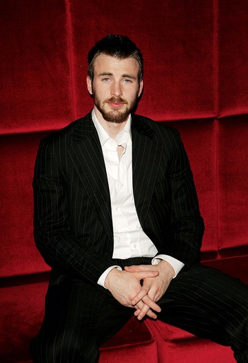 Chris Evans a Fantasztikus Négyes londoni premierjén, 2005-ben - A tűz már ekkor is benne égett: a sármos, borostás színész stílusos öltönyben pózolt a vörös bársony előtt, pár évvel azelőtt, hogy Amerika Kapitányként berobbant volna a Marvel-univerzumba.