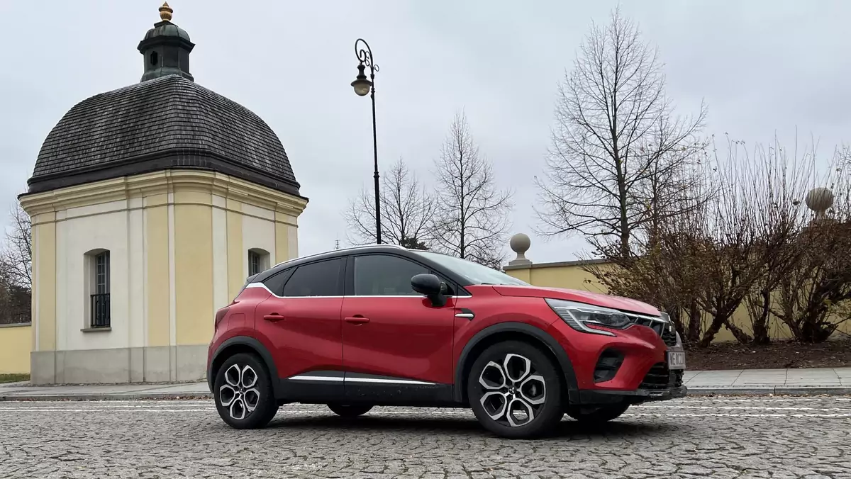 Mitsubishi ASX (druga generacja; od 2023 r.) przed murem Pałacu Branickich w Białymstoku