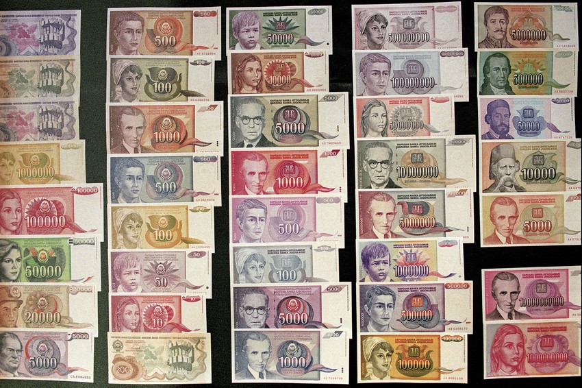 Dinar po dinar bez pogače: Novčanica od 500 milijardi dinara puštena je u opticaj 23. decembra 1993. i za nju je jedva mogla da se kupi gumica za kosu. Danas bi, da postoji, ta novčanica vredela četiri milijarde i 255 miliona evra