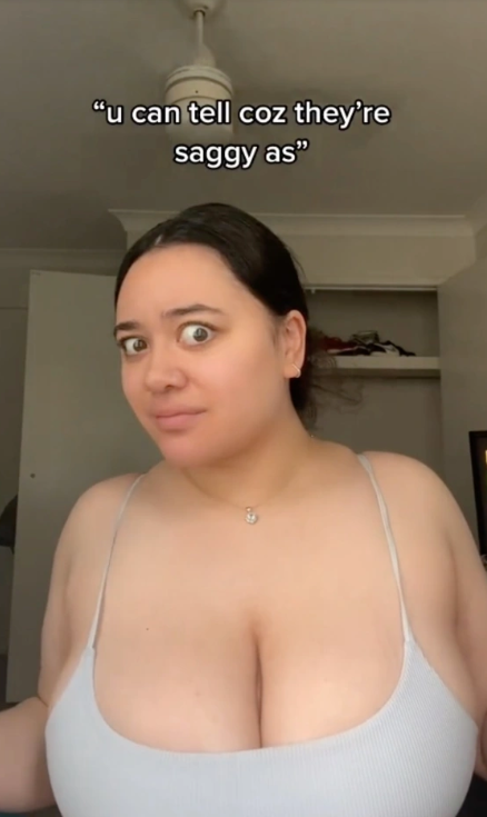 Carragh Mahuika má prirodzene veľké prsia. 