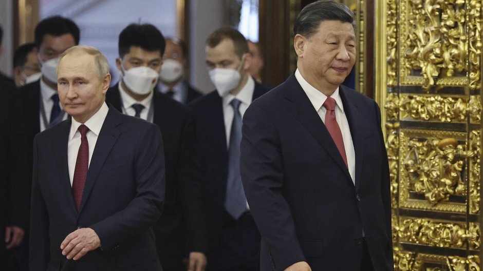 Rosyjski dyktator Władimir Putin (L) i przywódca Chin Xi Jinping (P) w Moskwie
