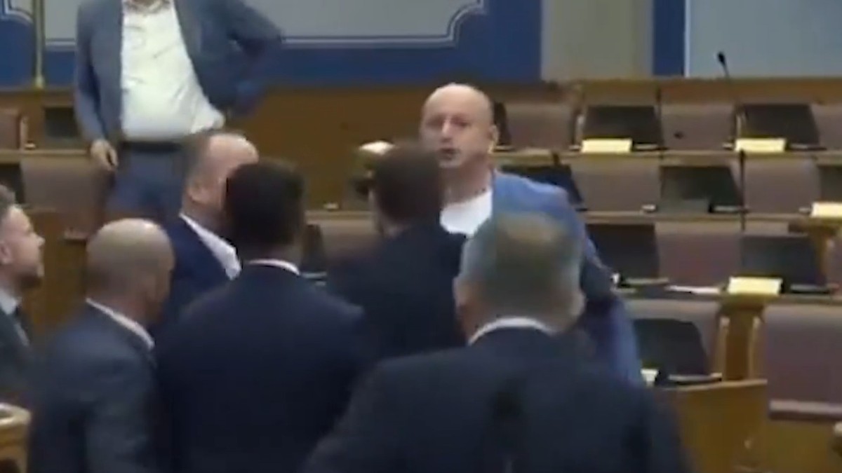 Napadnut Milan Knežević u skupštini CG