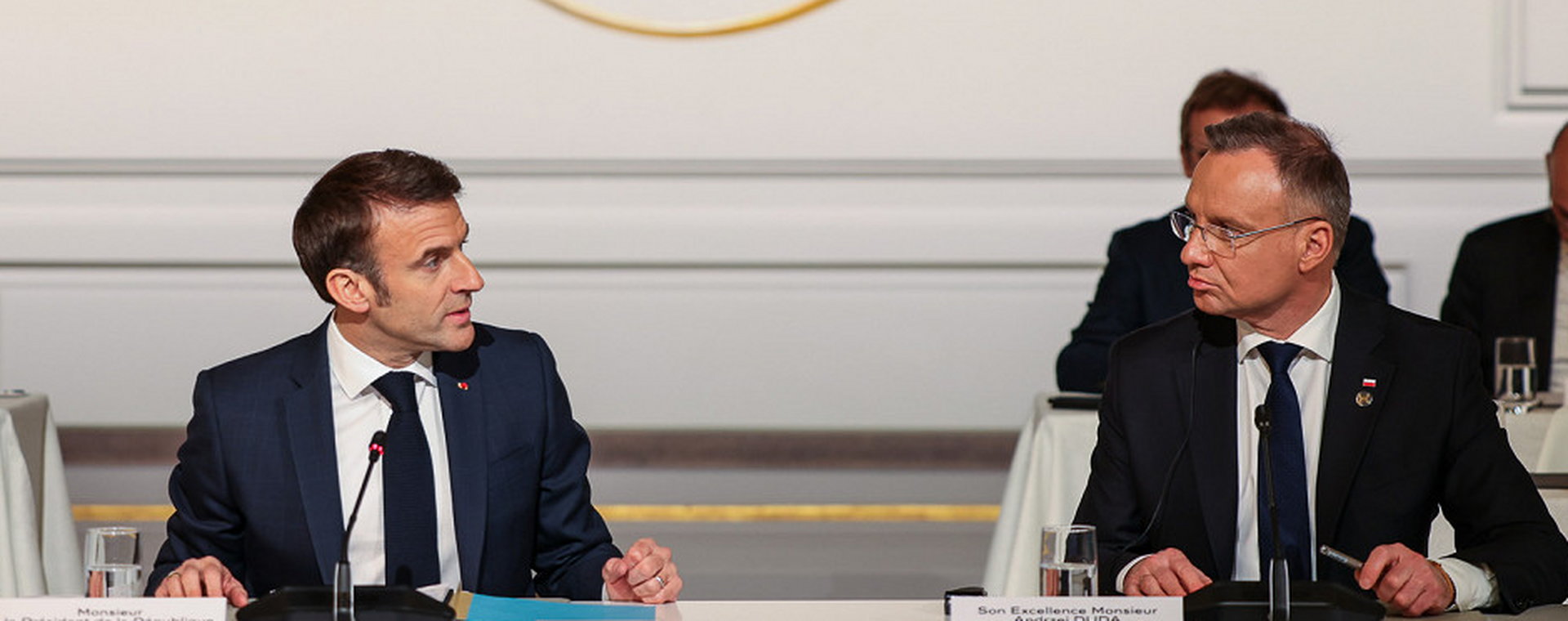 Prezydenci Manuel Macron oraz Andrzej Duda podczas szczytu w Paryżu
