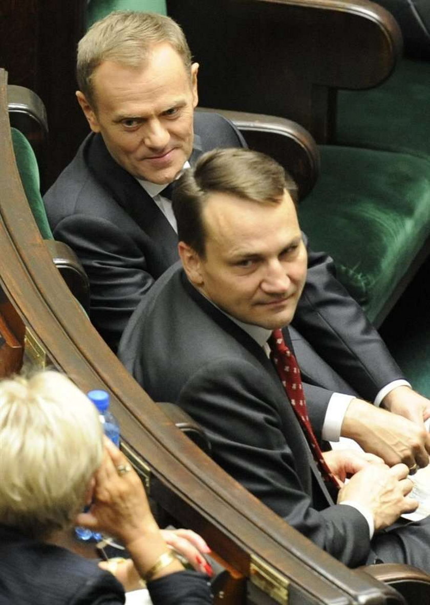 Sikorski zostaje. Tak zdecydowali posłowie