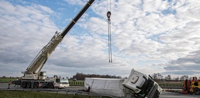 Wypadek na A2. Przewrócona ciężarówka zablokowała autostradę