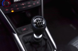 Czy można zepsuć auto pomijając biegi w ręcznej skrzyni? Wyjaśniamy