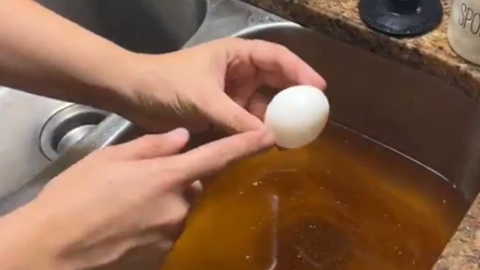Domáci trik na upchatý drez, hlavnú úlohu hrá vajíčko.
