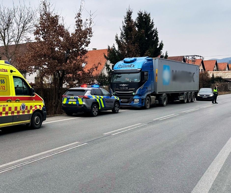 Žiarski policajti pomohli kamionistovi so zdravotnými problémami.