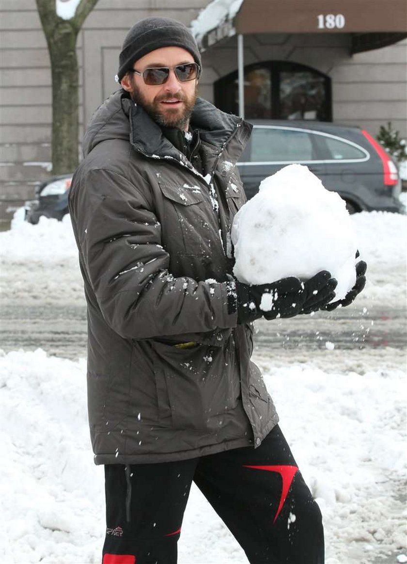 Aktor bawi się śnieżkami