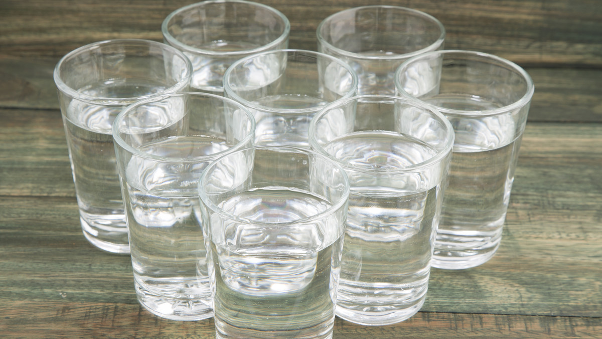 8 szklanek wody dziennie. Czy faktycznie musisz tyle pić?