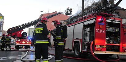 Groźny pożar budynku mieszkalnego. Cztery osoby ranne