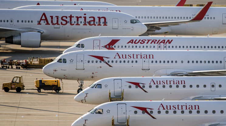 Az Austrian Airlines (AUA) osztrák nemzeti légitársaság repülőgépei a Bécs–Schwechati nemzetközi repülőtéren várakoznak /Fotó: MTI/EPA/Christian Bruna