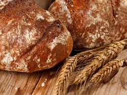 Polakom przestał smakować chleb powszedni. Bułki też