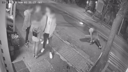 Brutális videó: nekifutásból leütött egy hajléktalant egy részeg férfi Sopronban, betört a koponyája