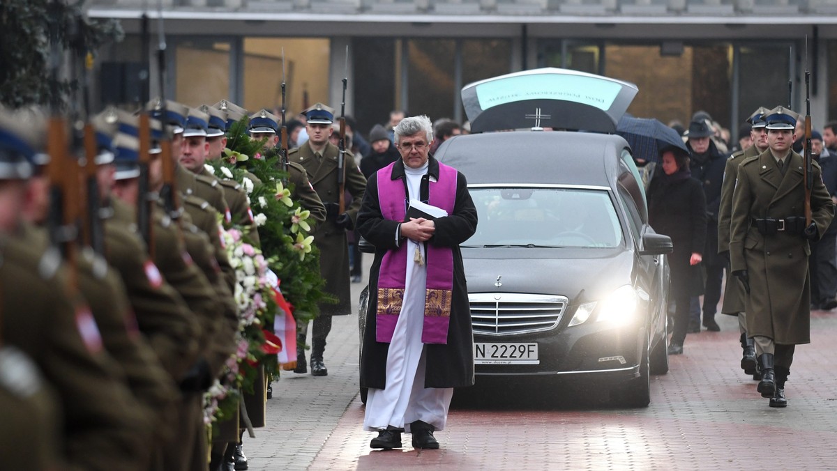 Żegnamy twórcę niezapomnianych opowieści o Polsce i polskiej duszy - napisał prezydent Andrzej Duda o zmarłym 4 grudnia reżyserze Tadeuszu Chmielewskim, w liście odczytanym podczas dzisiejszego pogrzebu artysty na warszawskich Powązkach.