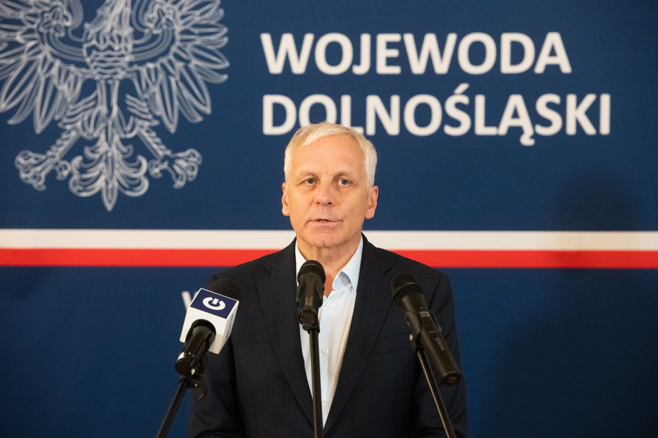 Wojewoda dolnośląski Jarosław Obremski.
