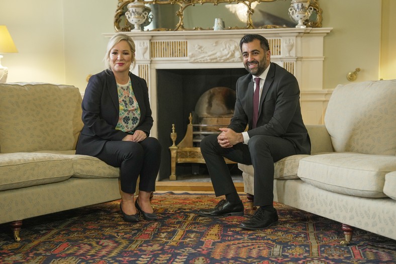 Michelle O'Neill, wówczas kandydatka na premier Irlandii Północnej, i premier Szkocji Humza Yousaf, listopad 2023 r.